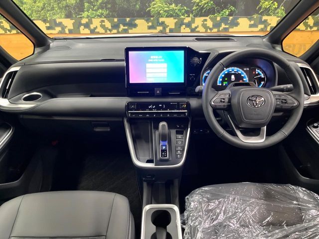 TOYOTA VOXY HYBRID 2025