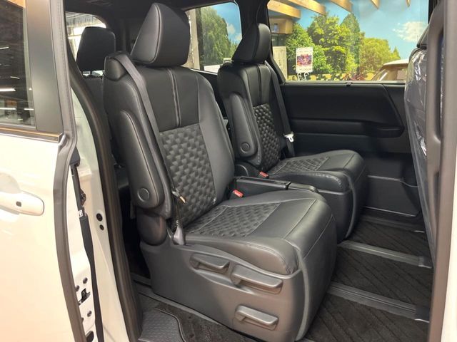 TOYOTA VOXY HYBRID 2025