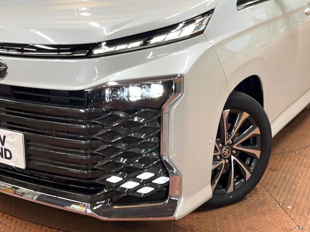 TOYOTA VOXY HYBRID 2025