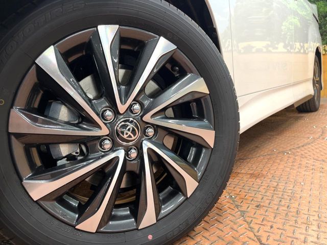 TOYOTA VOXY HYBRID 2025