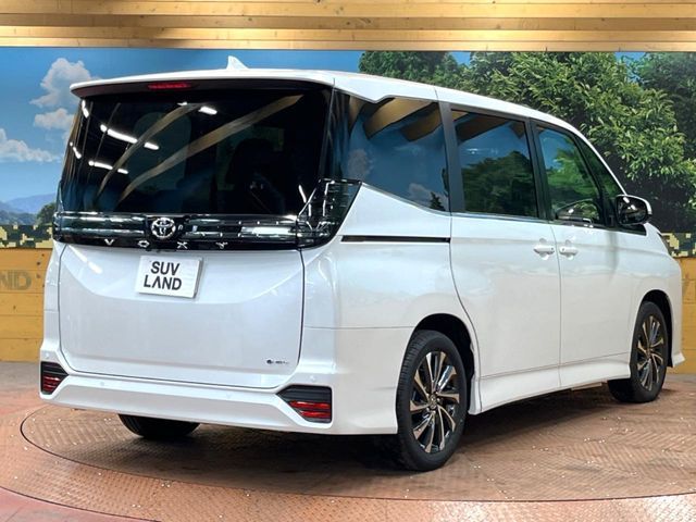 TOYOTA VOXY HYBRID 2025