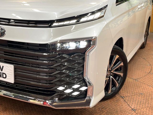 TOYOTA VOXY HYBRID 2025