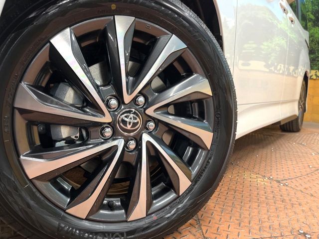 TOYOTA VOXY HYBRID 2025