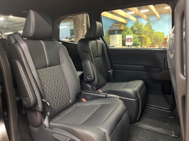 TOYOTA NOAH HYBRID 2024