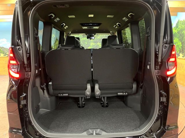 TOYOTA NOAH HYBRID 2024