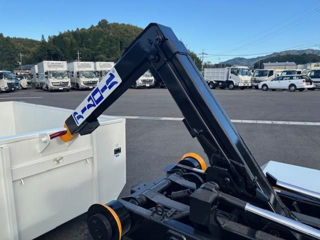 MITSUBISHI CANTER 2025