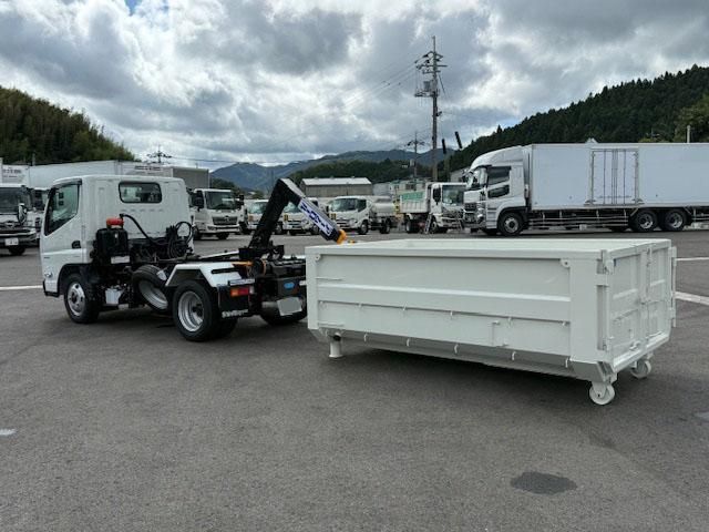 MITSUBISHI CANTER 2025