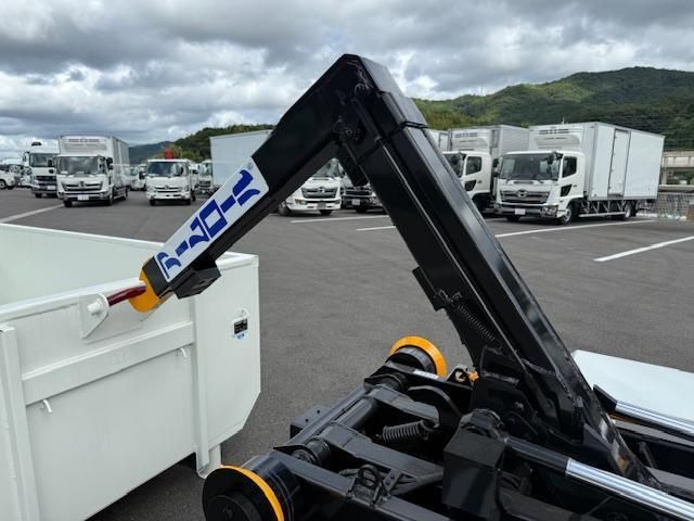 MITSUBISHI CANTER 2025