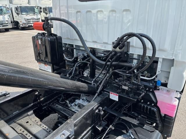 MITSUBISHI CANTER 2025