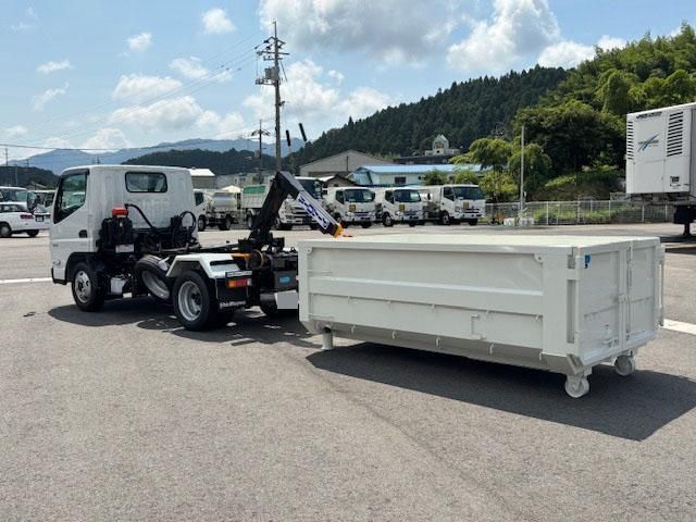 MITSUBISHI CANTER 2025