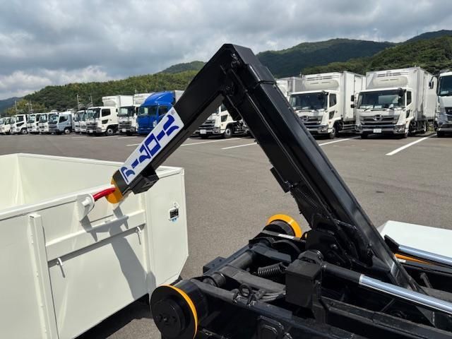 MITSUBISHI CANTER 2025