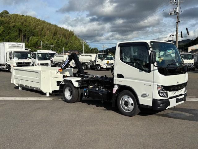 MITSUBISHI CANTER 2025