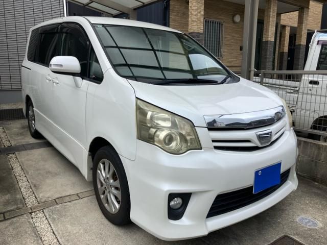TOYOTA NOAH 2010
