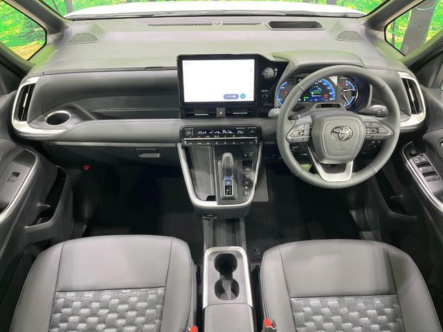 TOYOTA VOXY HYBRID 2025