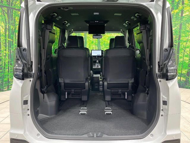 TOYOTA VOXY HYBRID 2025