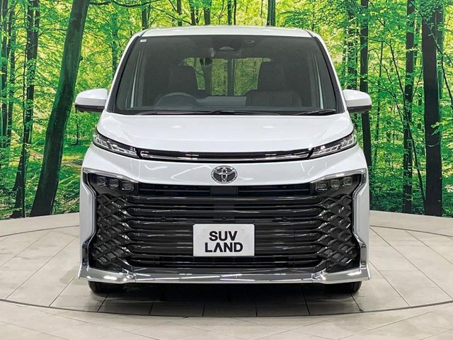 TOYOTA VOXY HYBRID 2025