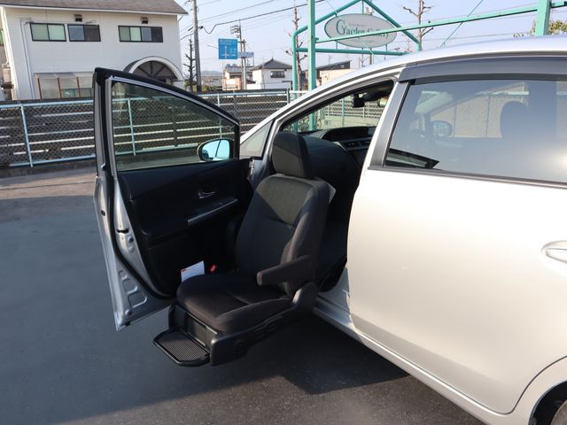 TOYOTA PRIUS Alpha 2019