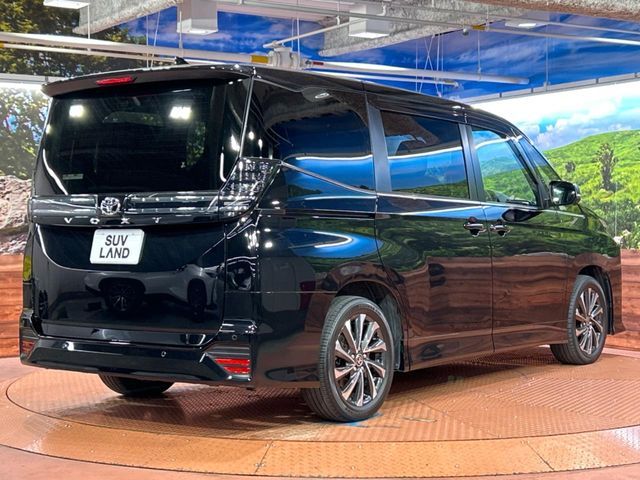 TOYOTA VOXY 2022