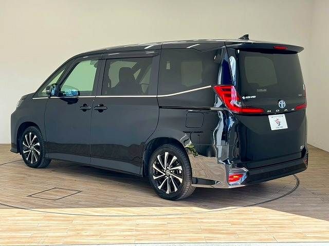 TOYOTA NOAH HYBRID 2023