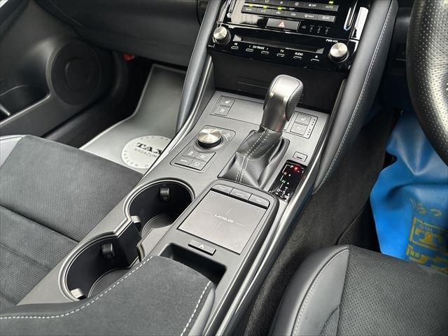 TOYOTA LEXUS IS300h 2023