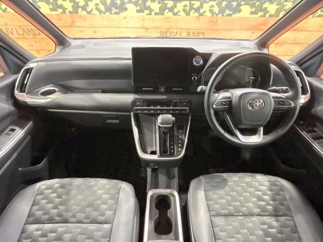 TOYOTA VOXY HYBRID 2022