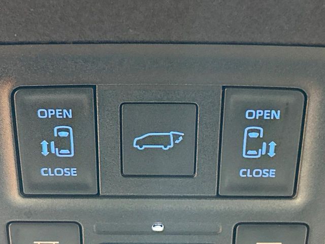 TOYOTA VOXY HYBRID 2022