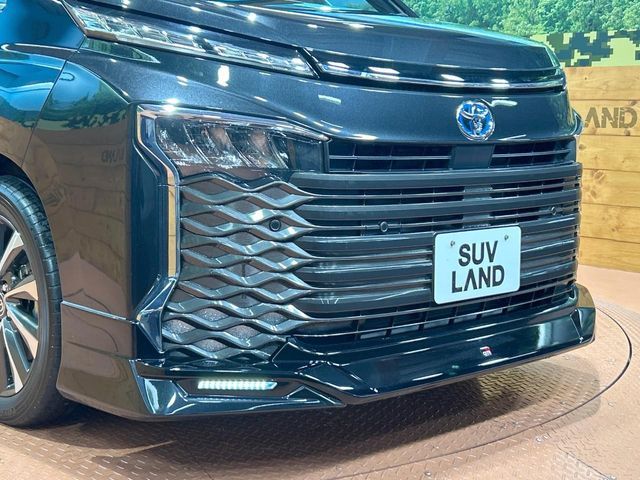 TOYOTA VOXY HYBRID 2022