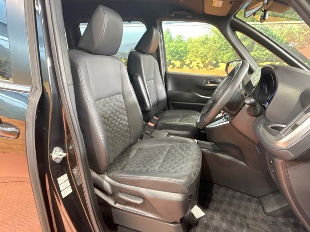 TOYOTA VOXY HYBRID 2022