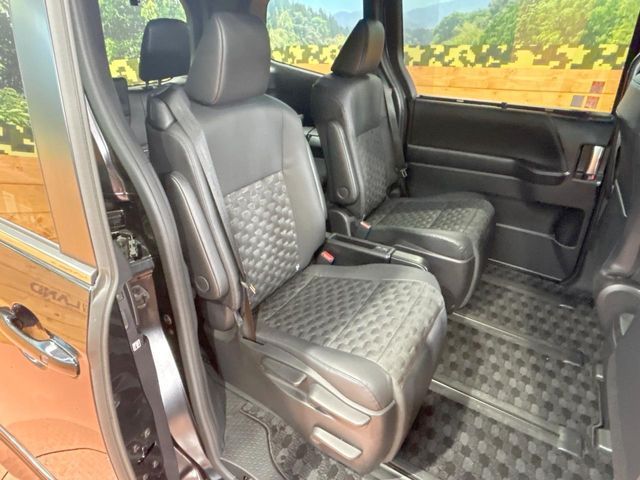 TOYOTA VOXY HYBRID 2022