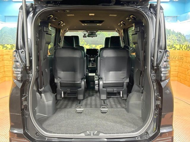 TOYOTA VOXY HYBRID 2022