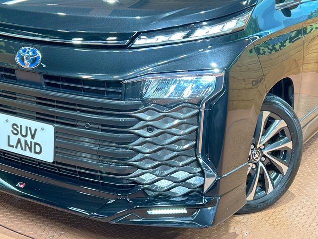 TOYOTA VOXY HYBRID 2022