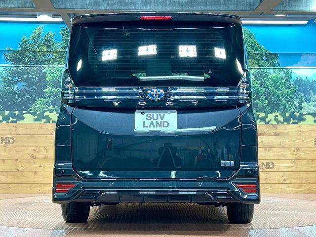 TOYOTA VOXY HYBRID 2022