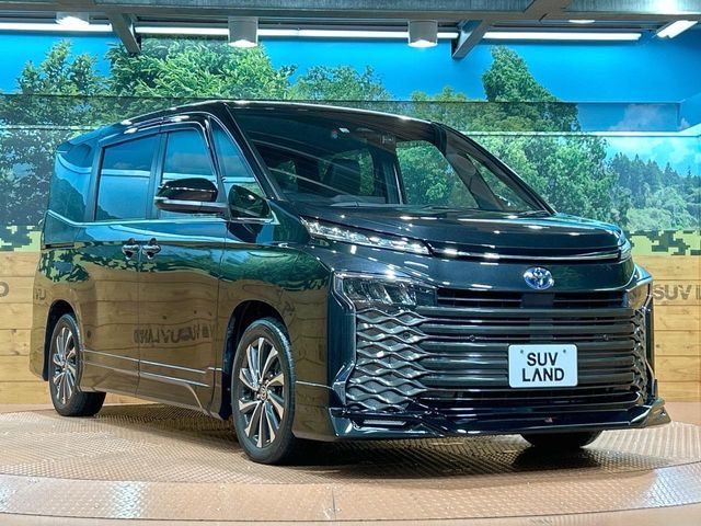 TOYOTA VOXY HYBRID 2022