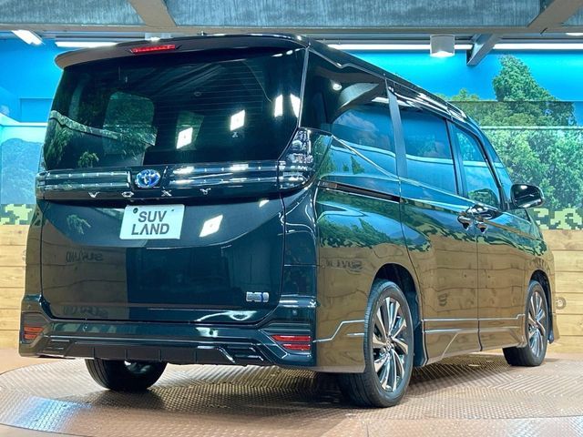 TOYOTA VOXY HYBRID 2022