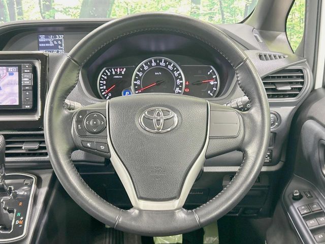 TOYOTA VOXY 2014