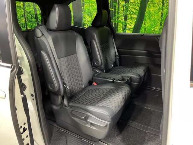 TOYOTA VOXY HYBRID 4WD 2023