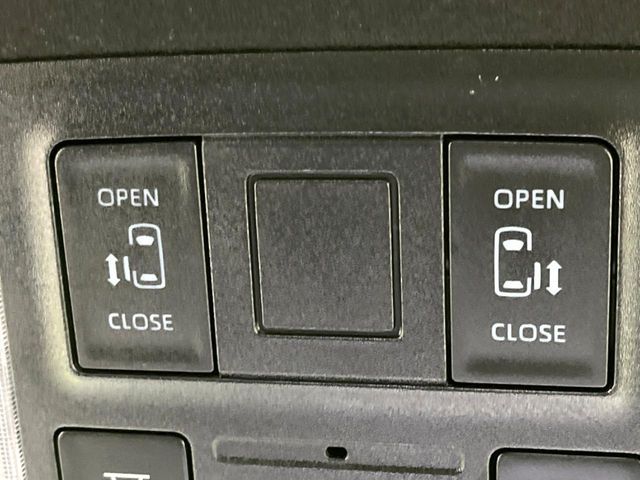 TOYOTA VOXY HYBRID 2024