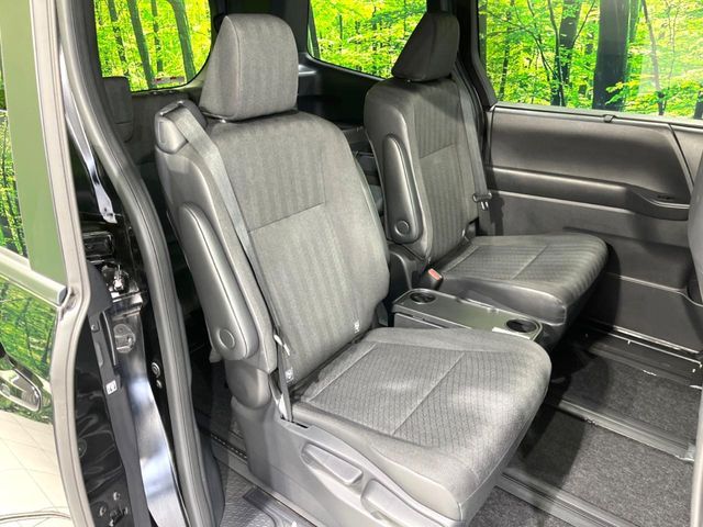 TOYOTA VOXY HYBRID 2024