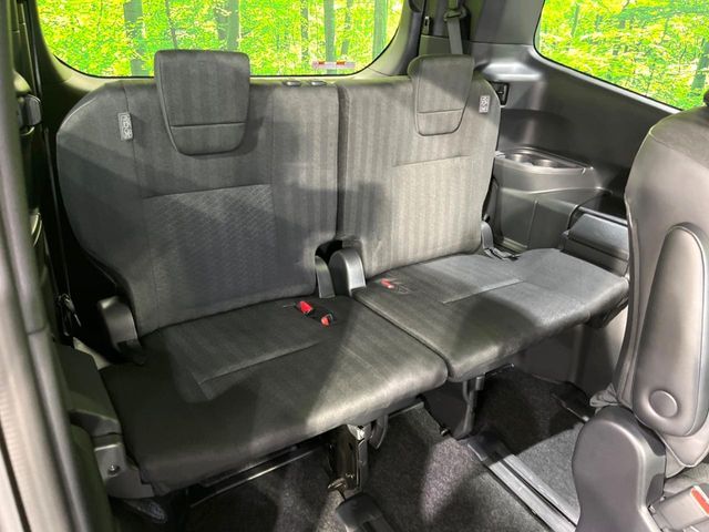 TOYOTA VOXY HYBRID 2024