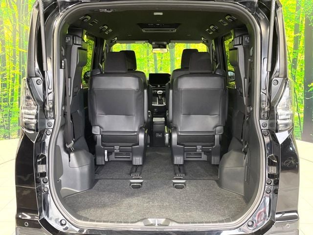 TOYOTA VOXY HYBRID 2024