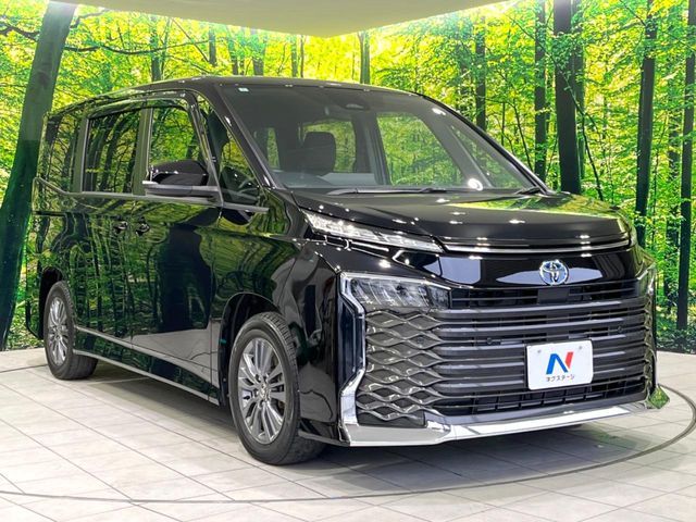 TOYOTA VOXY HYBRID 2024