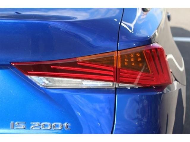 TOYOTA LEXUS IS200t 2016