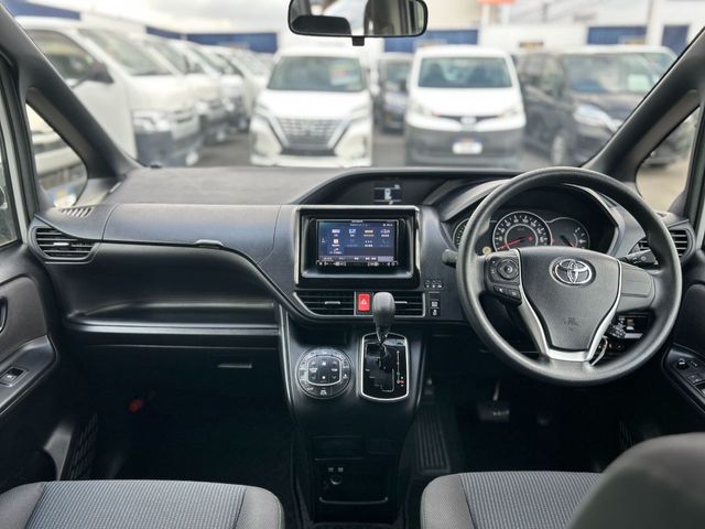 TOYOTA VOXY 2018