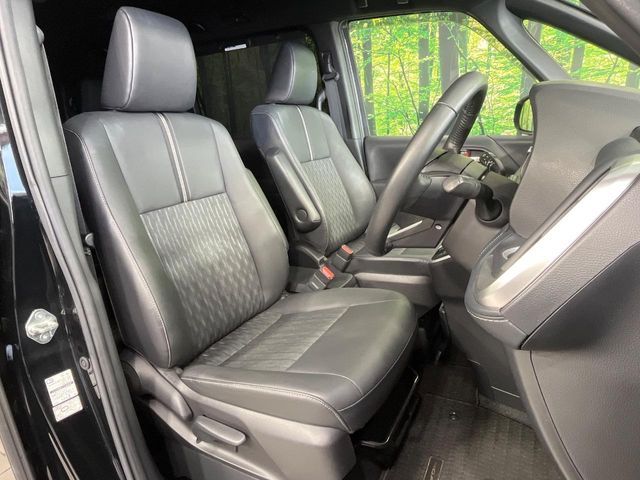 TOYOTA NOAH 4WD 2022