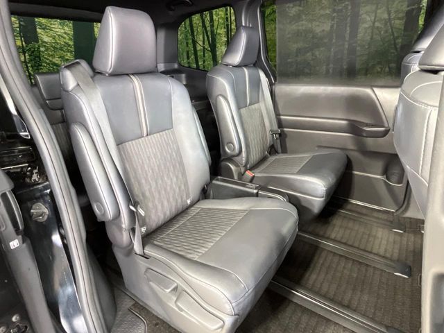 TOYOTA NOAH 4WD 2022