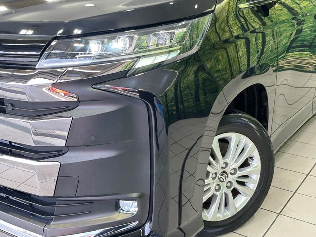 TOYOTA NOAH 4WD 2022