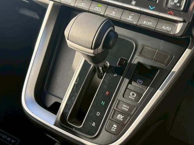 TOYOTA VOXY HYBRID 2022