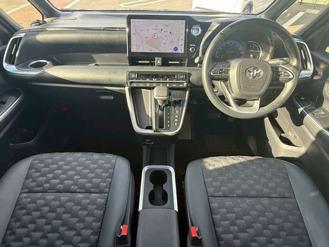 TOYOTA VOXY HYBRID 2022