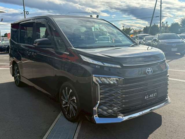 TOYOTA VOXY HYBRID 2022
