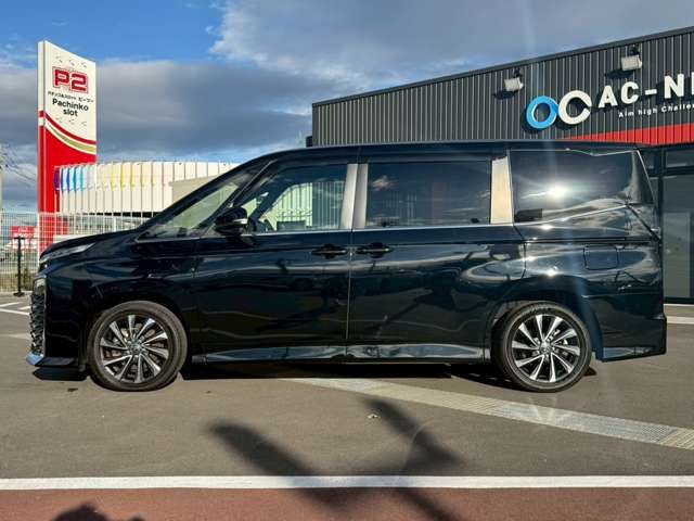 TOYOTA VOXY HYBRID 2022